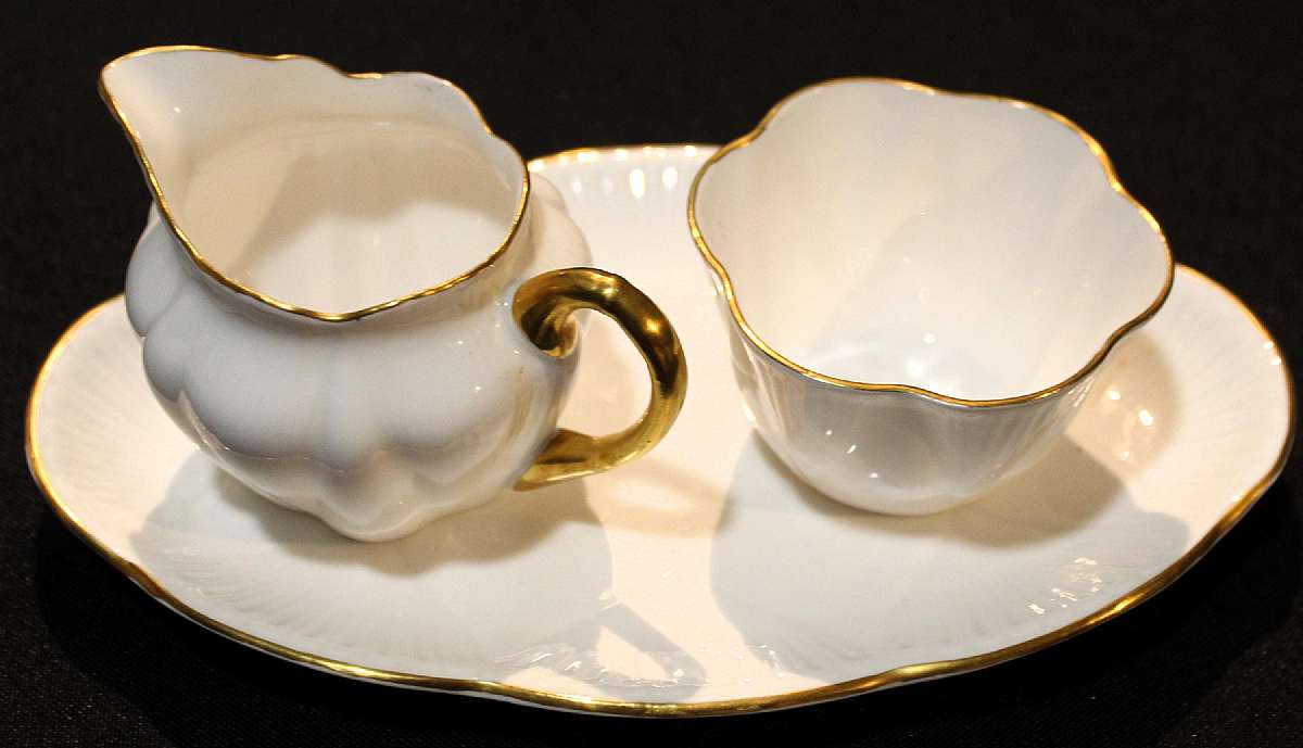 Up for sale is this Shelley Mini Regency Mini Creamer & Sugar and Under Plate in excellent condition with no chips or cracks. The underplate measures approx. 7 1/2" L by 4 1/2"W, The creamer about 2 3/8"T and the sugar about 1 5/8"
