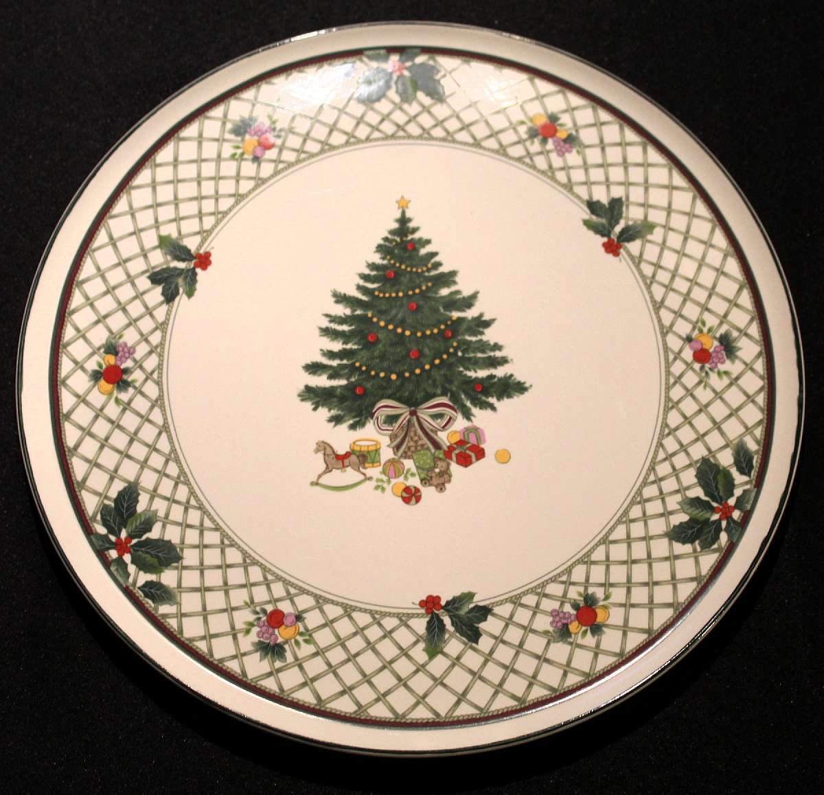 Up for sale is this Mikasa Heritage Christmas Story Cake Plate In excellent condition with no chips or cracks. It measures approx. 12 1/2"W.Shipping Excludes: Alaska/Hawaii, US Protectorates, APO/FPO, PO BoxShipping Provided to the United States On