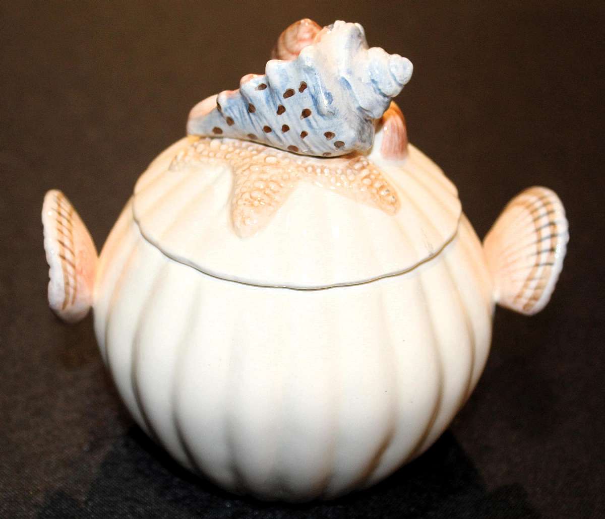 Up for sale is this Fitz & Floyd Seahorse Giftware Covered Sugar Bowl in excellent condition with no chips or cracks. Measures approx. 4 1/2"T.Shipping Excludes: Alaska/Hawaii, US Protectorates, APO/FPO, PO BoxShipping Provided to the United St