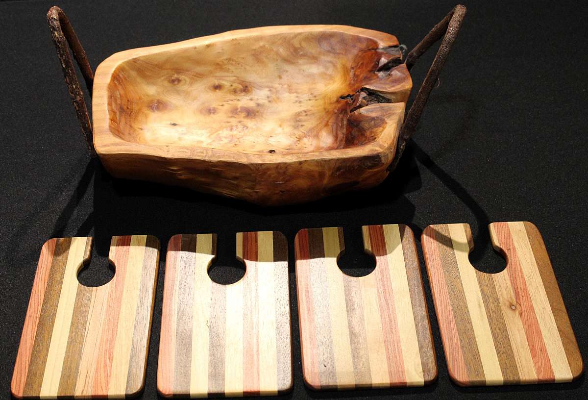 Up for sale is this Core Root Crafts Large Breadbasket & 4 Small Individual Bread Serving Boards in great condition. The breadbasket measures approx. 14"L by 9"W at its widest point. The boards measure approx. 7 7/8" L by 5"W. Shi