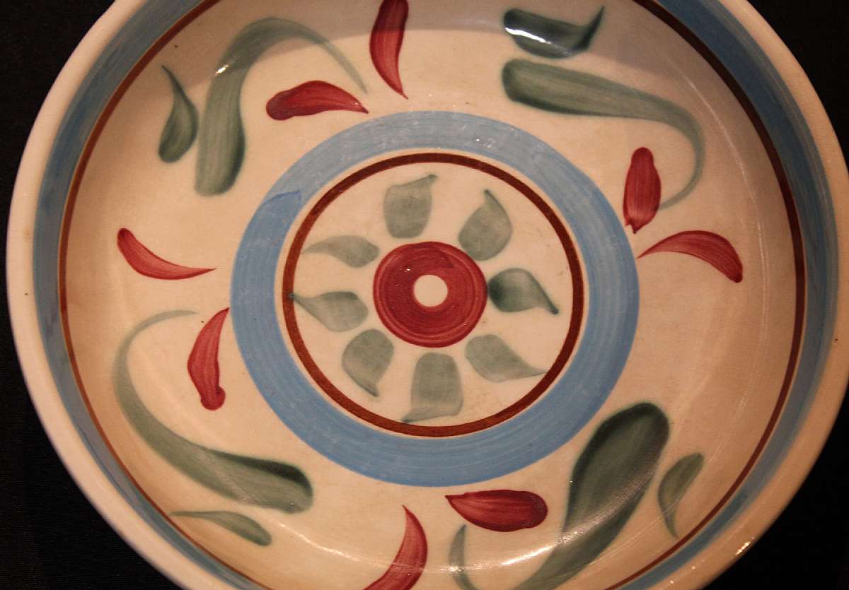 Up for sale is this RRP Co. Roseville Ohio 311 Pottery Bowl in good condition with no chips. Does have some crazing. Measures approx. 10 1/2"W by 2 1/4"D.Shipping Excludes: Alaska/Hawaii, US Protectorates, APO/FPO, PO BoxShipping Provided to t