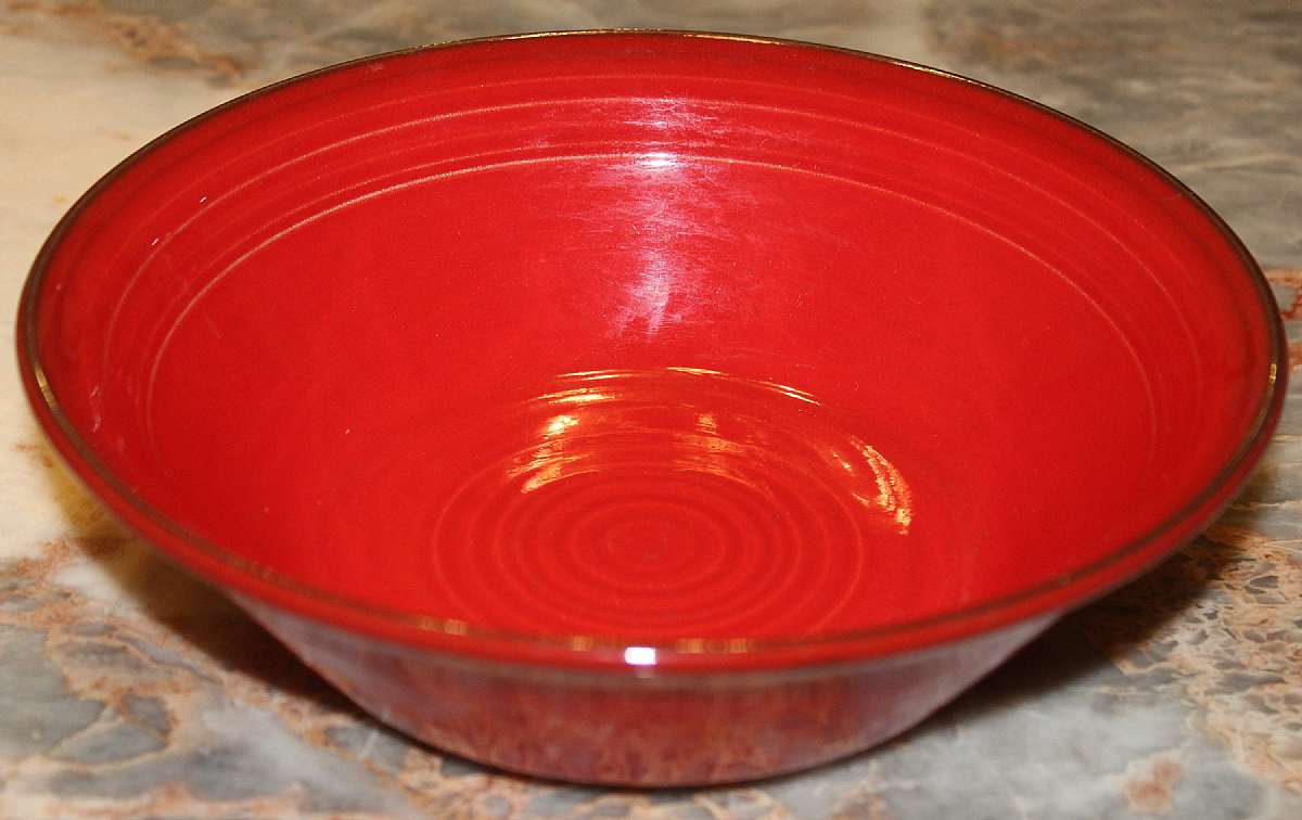 Up for sale is this Rare Metlox Poppytrail Flamenco Red Round Vegetable Bowl in good condition with slight wear & an occasional Manufacturers defect. No chips or cracks. Measures approx. 9 1/8"W by 2 3/4"D.  Shipping Excludes: Alaska/Hawaii