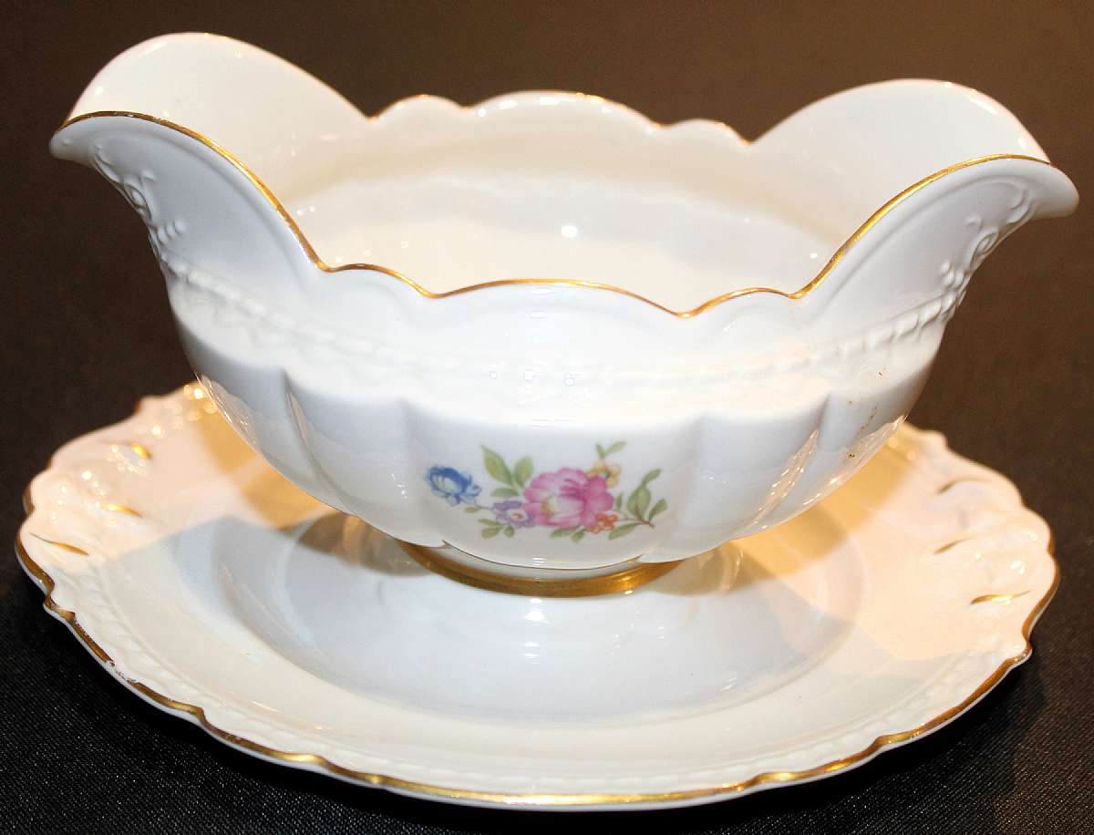 Up for sale is this Royal Jackson ROJ27 Gravy Boat in Excellent condition with no chips or cracks. Shipping Excludes: Alaska/Hawaii, US Protectorates, APO/FPO, PO BoxShipping Provided to the United States Only.