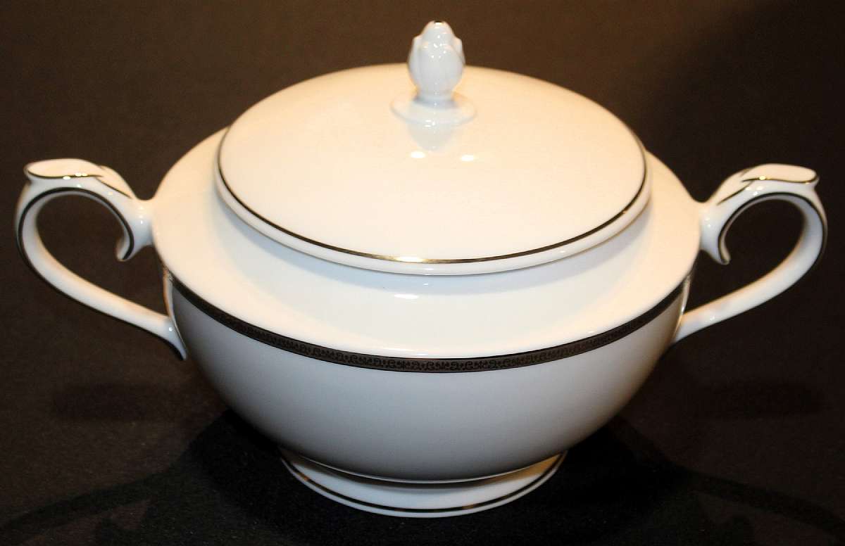Up for sale is this Charter Club Grand Buffet Platinum 3 Quart Covered Casserole in excellent condition with no chips or cracks. Shipping Excludes: Alaska/Hawaii, US Protectorates, APO/FPO, PO BoxShipping Provided to the United States Only.