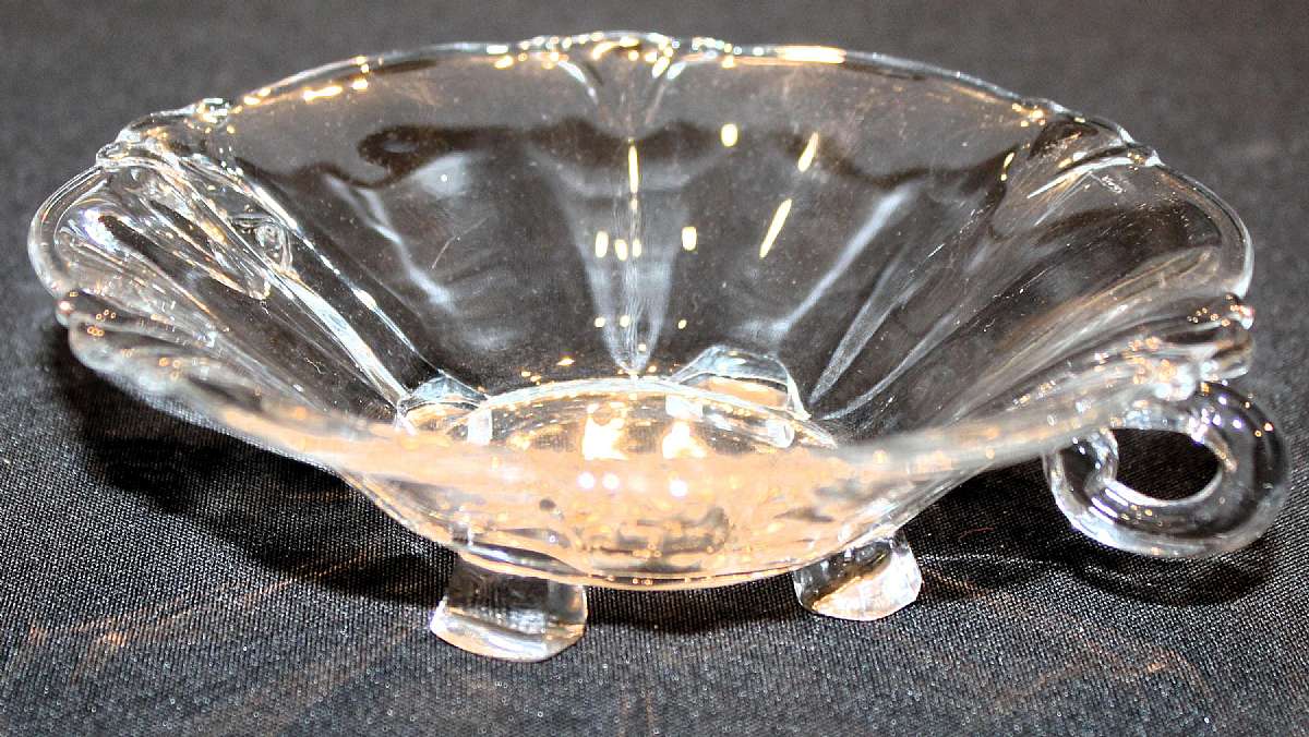 Up for sale is this Heisey Glass Handled Four Toed Nappy. It measures approx. 6"W by 1 3/4"D. No chips or cracks. Marked with the H in a diamond. Shipping Excludes: Alaska/Hawaii, US Protectorates, APO/FPO, PO BoxShipping Provided to the Unite