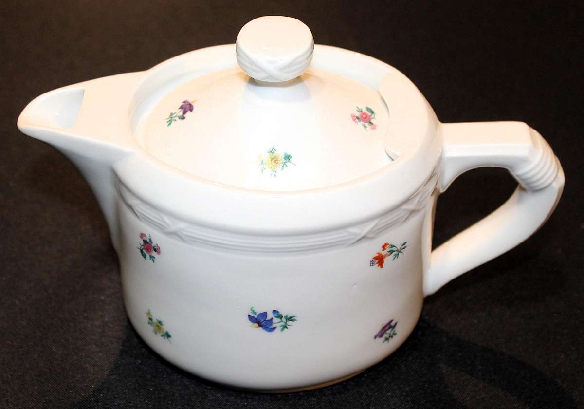 Up for sale is this vintage Bauscher Weiden Floral Four Color Design Tea Pot in excellent condition with no chips or cracks. Measures about 4 1/4 inches tall without the lid.Shipping Excludes: Alaska/Hawaii, US Protectorates, APO/FPO, PO BoxShipping Pro