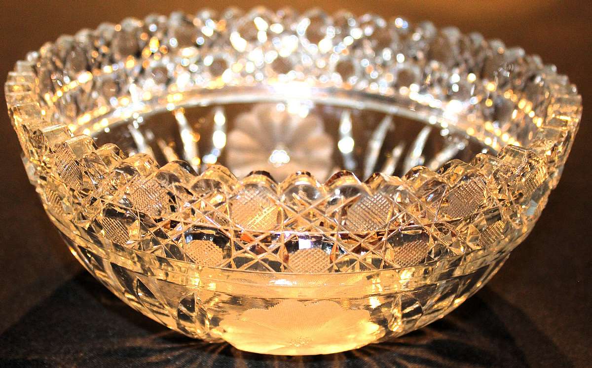 Up for sale is this Beautiful Decorative Saw Tooth Rim Heavily Decorated Bowl. Measures approx. 8" wide by 3 1/2"T. This does have some flea bites on the saw tooth rim & a manufacturers defect.Shipping Excludes: Alaska/Hawaii, US Protectora
