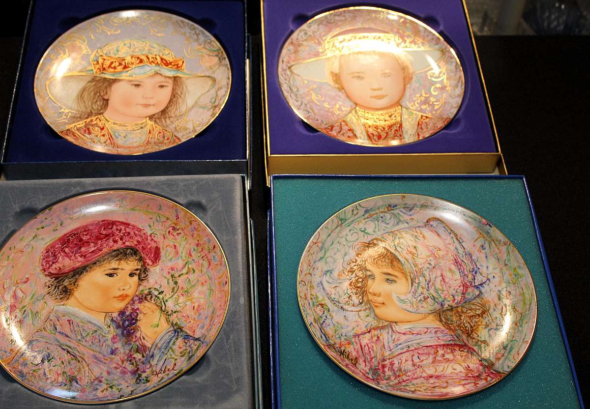 Up for sale are these Edna Hibel A Tribute To Children Set Of Four Collectors Plates. In excellent condition with no chips or cracks with boxes. Included are Gerard, Wendy, Le Marquis Maurice Pierre & Baronesse Johanna-Maryke Van Vollendam Tot Marken. Edn