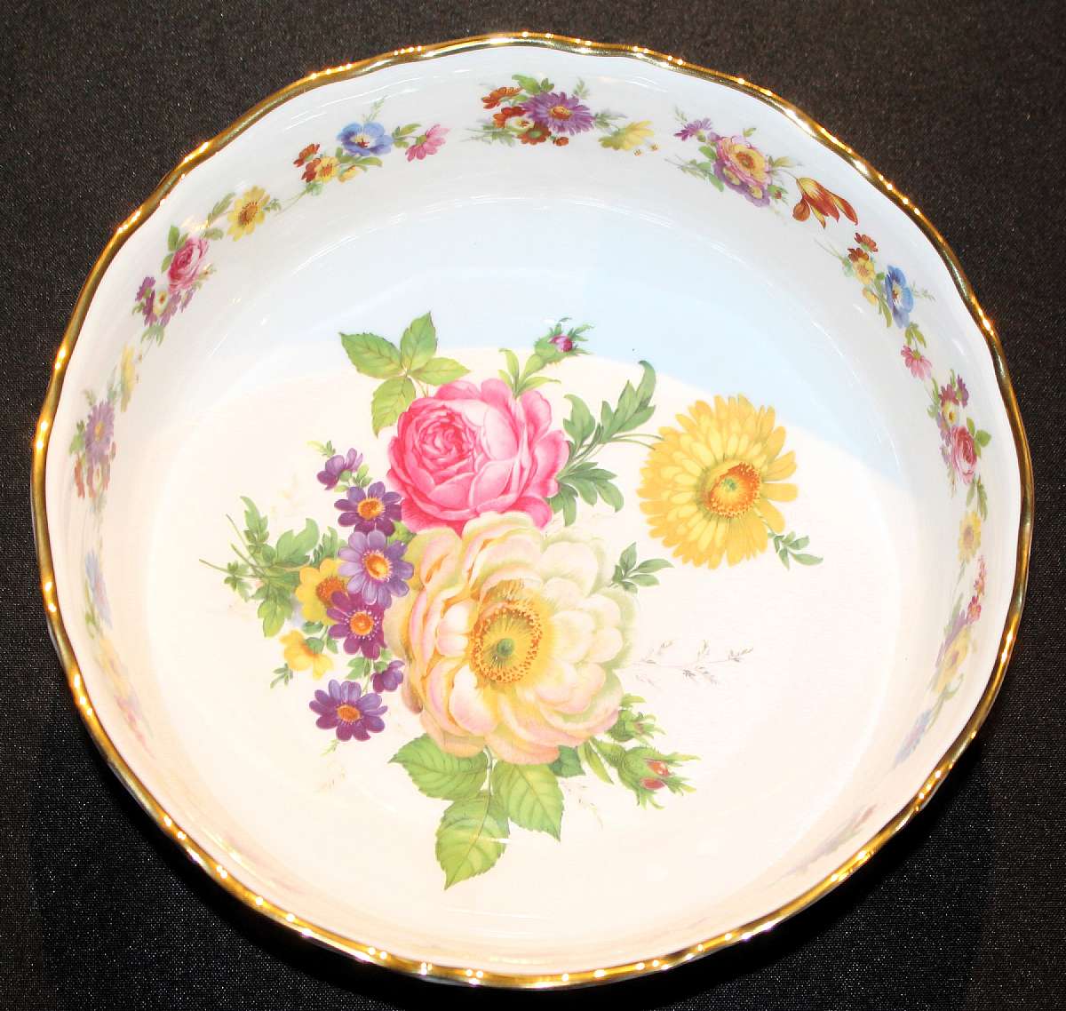 Up for sale is this Royal Bayreuth Gloria Bavaria Germany Serving Bowl in excellent condition with no chips, cracks or crazing. The bowl measures approx. 9 3/4"W by 3 1/2"T. Marked Gloria Fine Porcelain Germany Bayreuth.Shipping Excludes: Alask