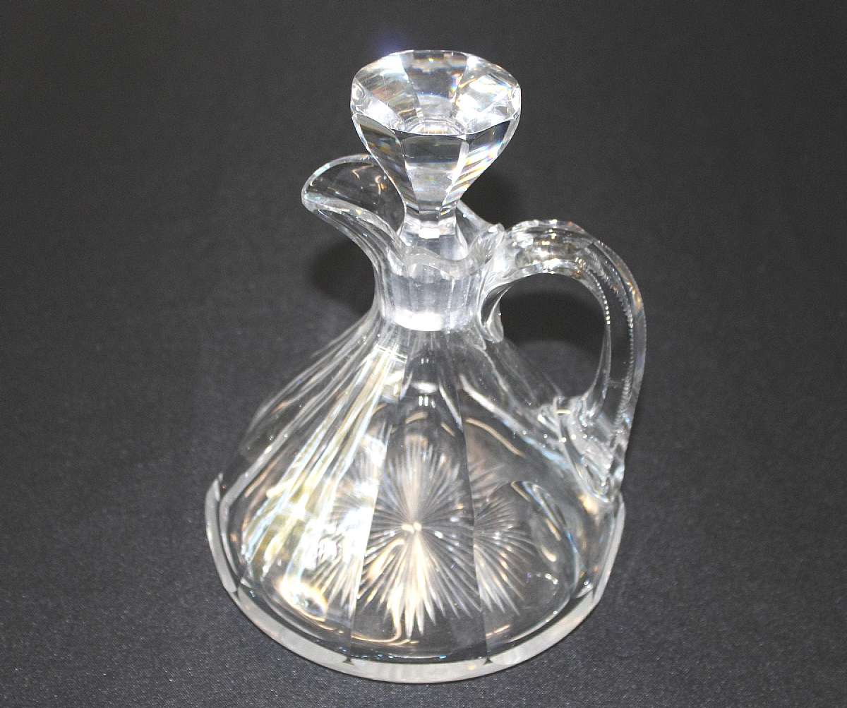 Up for sale is this beautiful High End Vintage Glass Ships Decanter With Stopper in great condition with no chips or cracks. Measures approx. 6 3/4" Tall without the stopper. Beautiful piece.Shipping Excludes: Alaska/Hawaii, US Protectorates, APO/FP