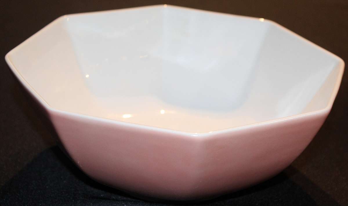 Up for sale is this Fitz & Floyd Rondelet Peach Octagonal Vegetable Bowl in great condition with no chips or cracks. The Bowl measures approx. 9"W by 3 1/2"T. Please see my other sales for more of this pattern.Shipping Excludes: Alaska/Hawa