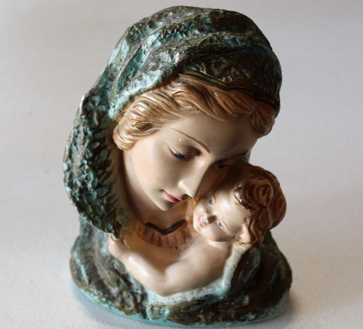 Up for sale is this Fantastic Vintage Virgin Mother & Child Statue By Bay View Statuary Italy in Great condition with no chips or cracks. Minor paint wear. Measures approx. 8 1/4" Tall by about 6 1/2"L by about 4"W.  Shipping Excludes: