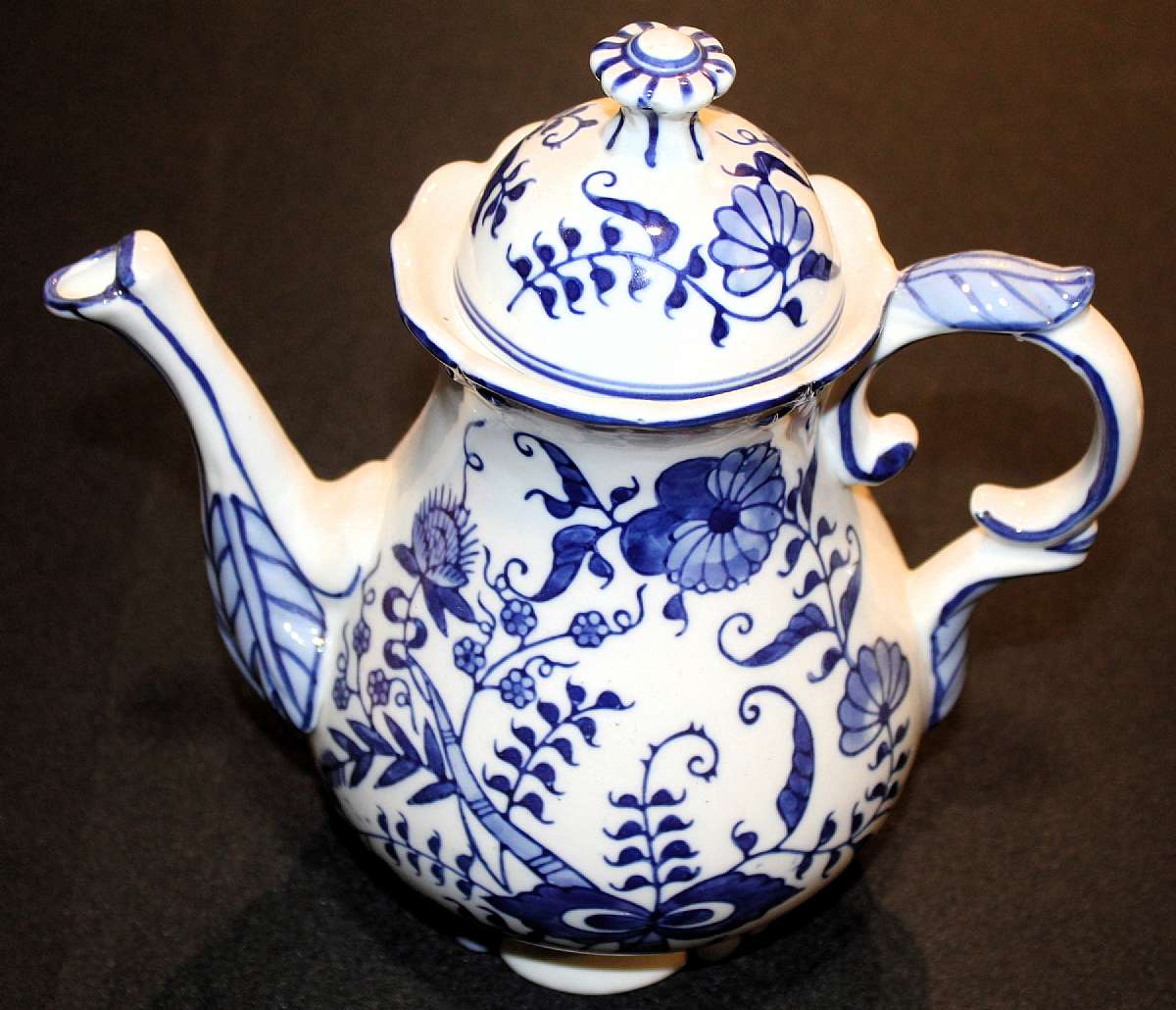Up for sale is this Vintage Seymour Mann  Blue & White Coffee Pot in excellent condition with no chips or cracks. The coffee pot measure approx. 7 1/4 inches tall without the lid.  Shipping Excludes: Alaska/Hawaii, US Protectorates, APO/FPO, PO BoxS
