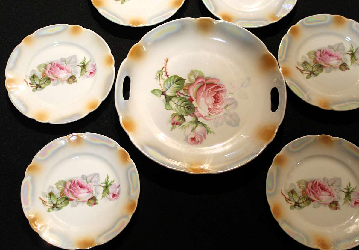 Up for sale are these Bavaria Oremont Rose Design Handled Plate & Six Matching Plates in excellent condition with no chips or cracks. The handled plate measures approx. 9 1/4"W and the six matching plates about 6 1/8"W.Shipping Excludes: Al